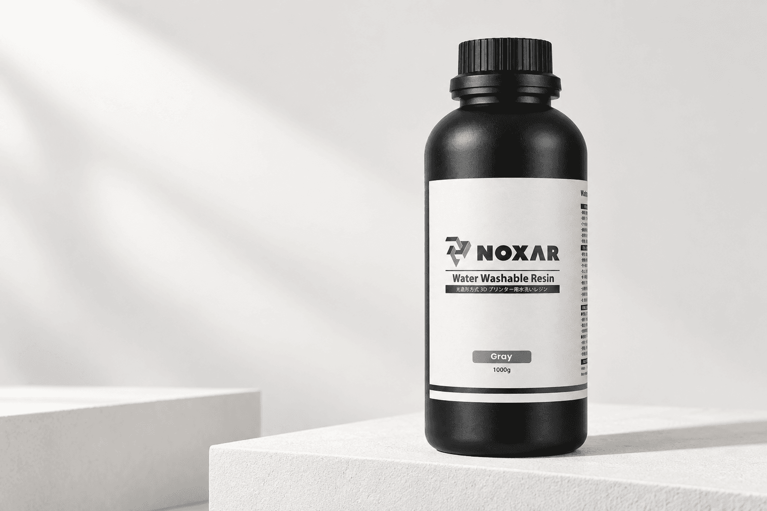 明るいスタジオに置かれたNOXAR 水洗いレジンの新ボトル